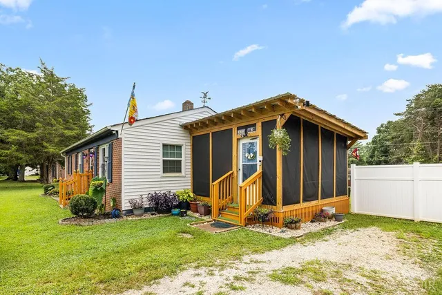 a view of a house with backyard