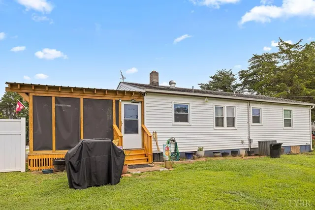 a view of a house with backyard