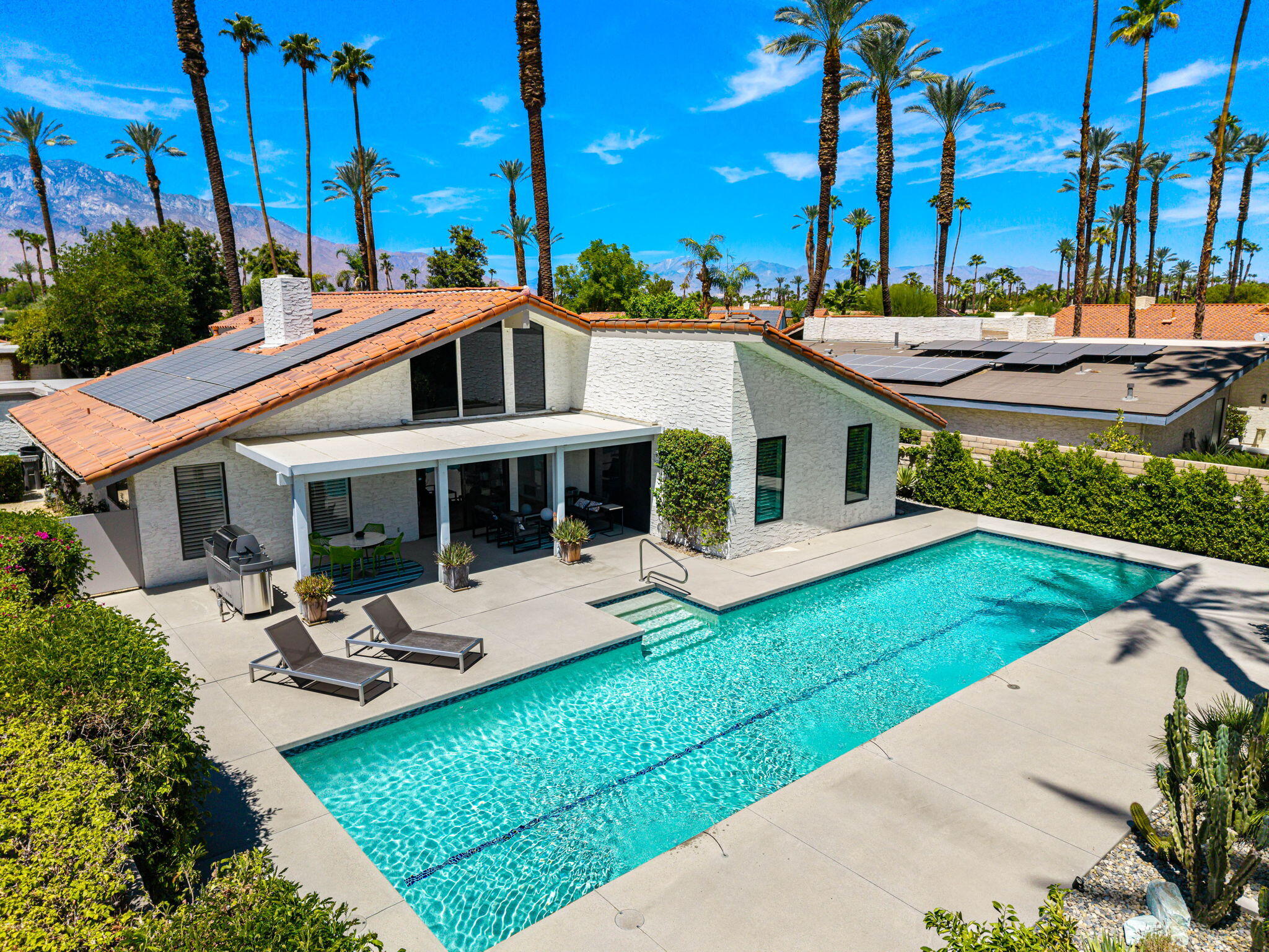 41 Lincoln Place Rancho Mirage, CA 92270 - Photo 3 of 37 a view of a house with backyard sitting area and swimming pool
