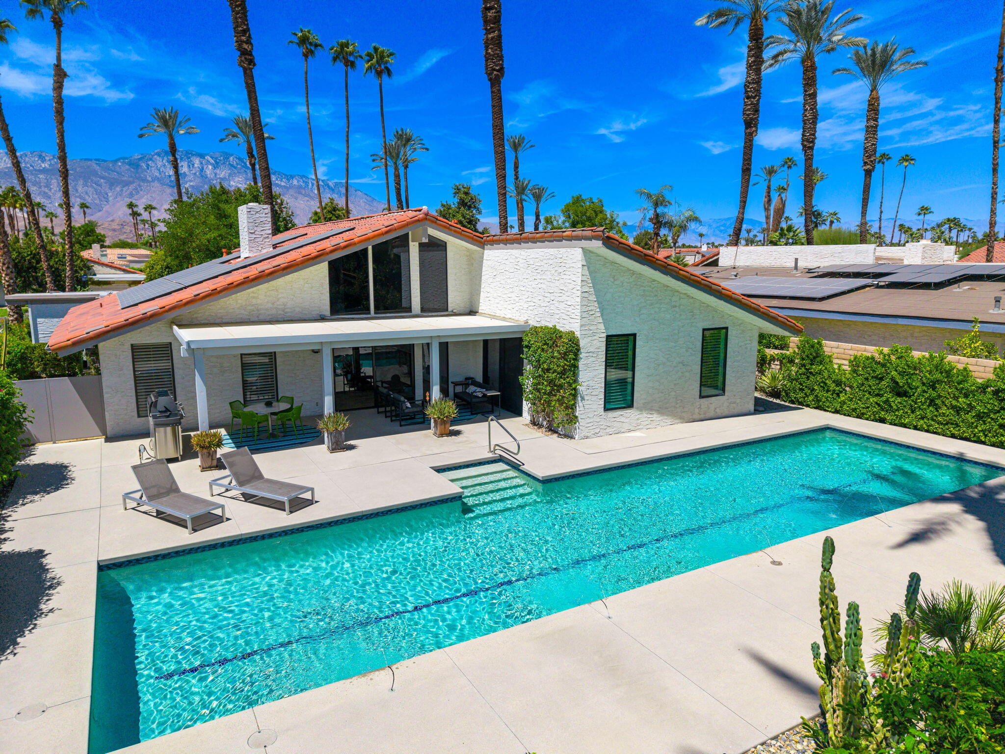 41 Lincoln Place Rancho Mirage, CA 92270 - Photo 33 of 37 a view of a house with backyard and sitting area
