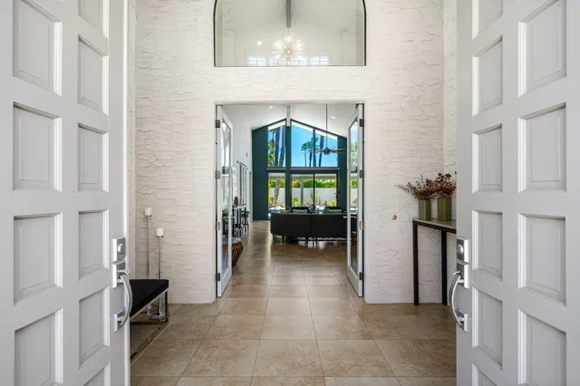 a view of an entryway with a livingroom