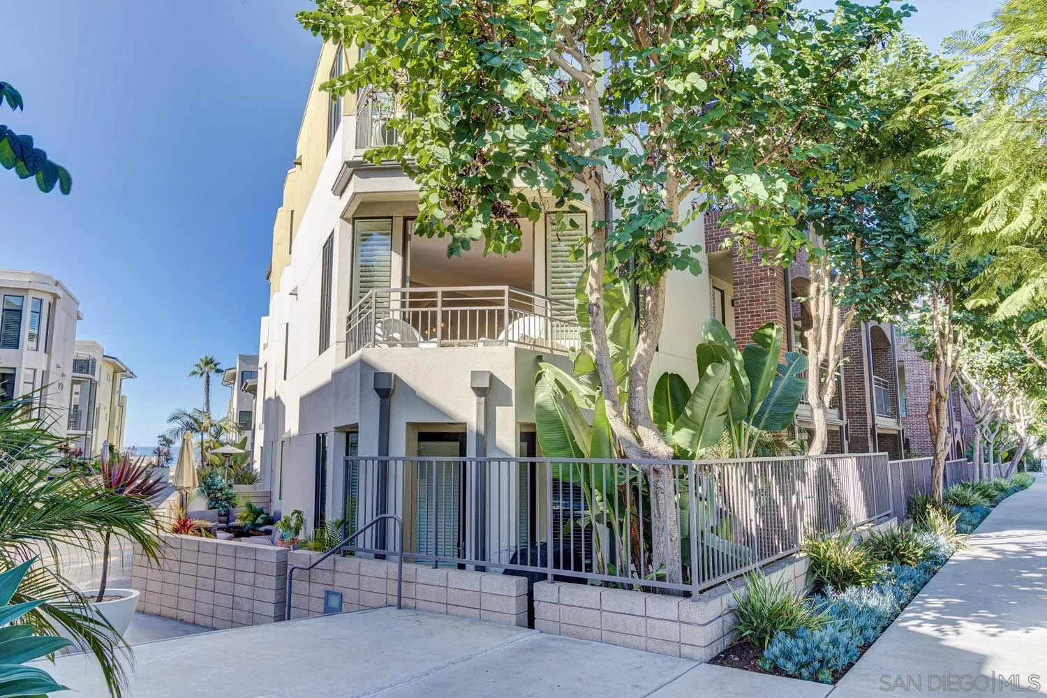 5440 La Jolla Boulevard, Unit E208 La Jolla, CA 92037 - Photo 2 of 35 a front view of a house with a garden