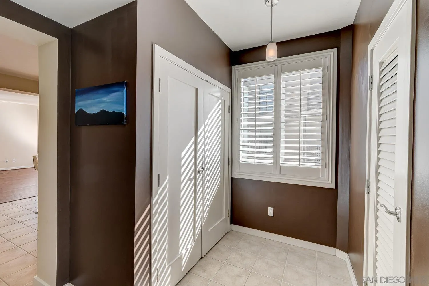5440 La Jolla Boulevard, Unit E208 La Jolla, CA 92037 - Photo 21 of 35 a bedroom with a bed and a window