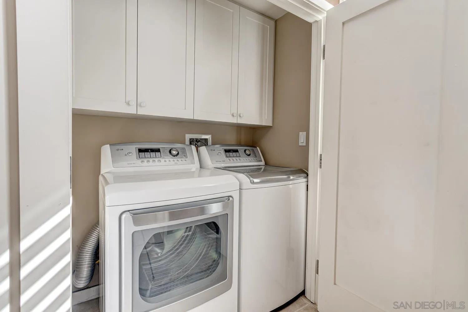 5440 La Jolla Boulevard, Unit E208 La Jolla, CA 92037 - Photo 22 of 35 a utility room with dryer and washer