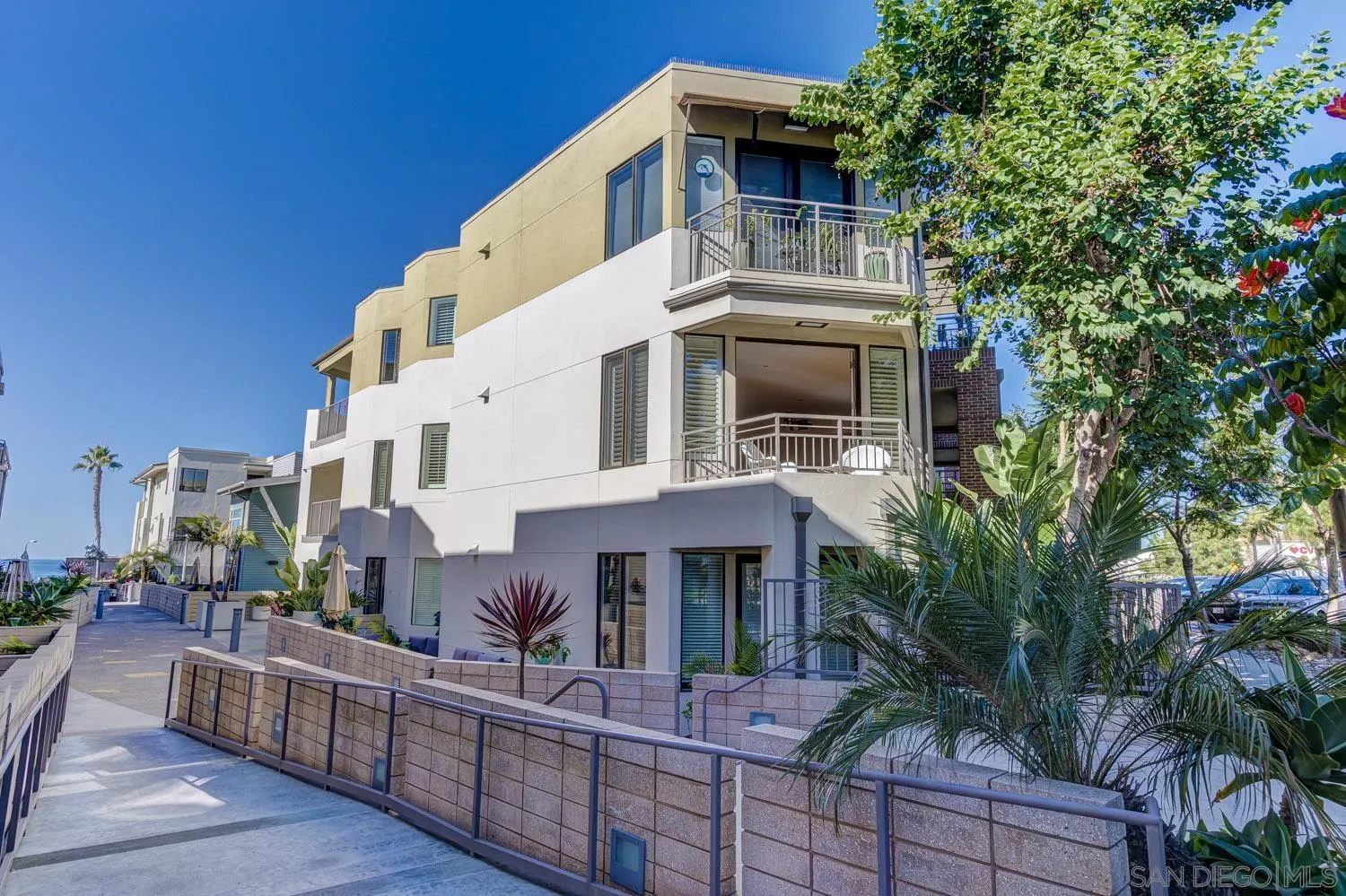 5440 La Jolla Boulevard, Unit E208 La Jolla, CA 92037 - Photo 25 of 35 a front view of a house with balcony