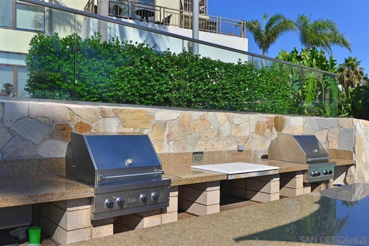 5440 La Jolla Boulevard, Unit E208 La Jolla, CA 92037 - Photo 29 of 35 an outdoor sitting area with a table