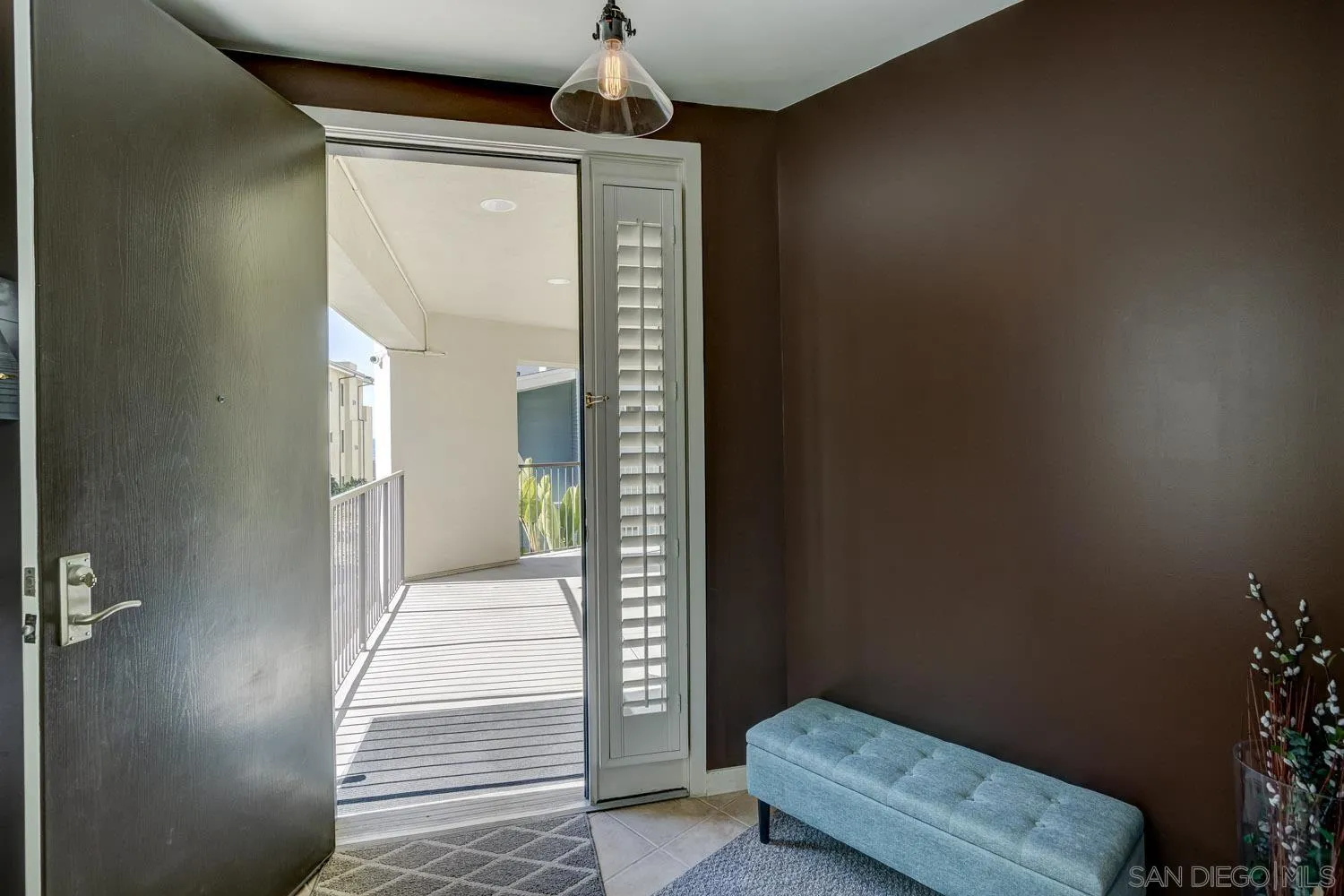 5440 La Jolla Boulevard, Unit E208 La Jolla, CA 92037 - Photo 3 of 35 a view of hallway with furniture and a potted plant