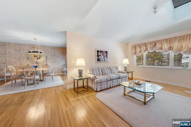 $1,100,000 | 19 Fox Run Road, Allendale, NJ 07401