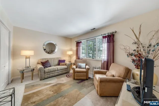 $1,100,000 | 19 Fox Run Road, Allendale, NJ 07401