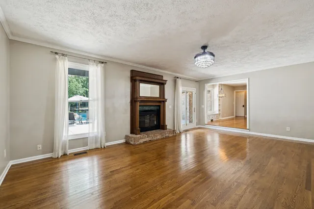 en empty room with window and ceiling fan