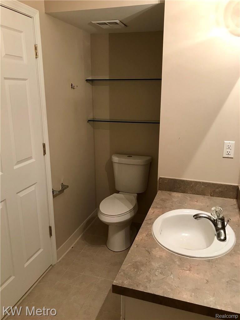 3555 Tremonte Circle Rochester, MI 48306 - Photo 24 of 27 Common Bathroom