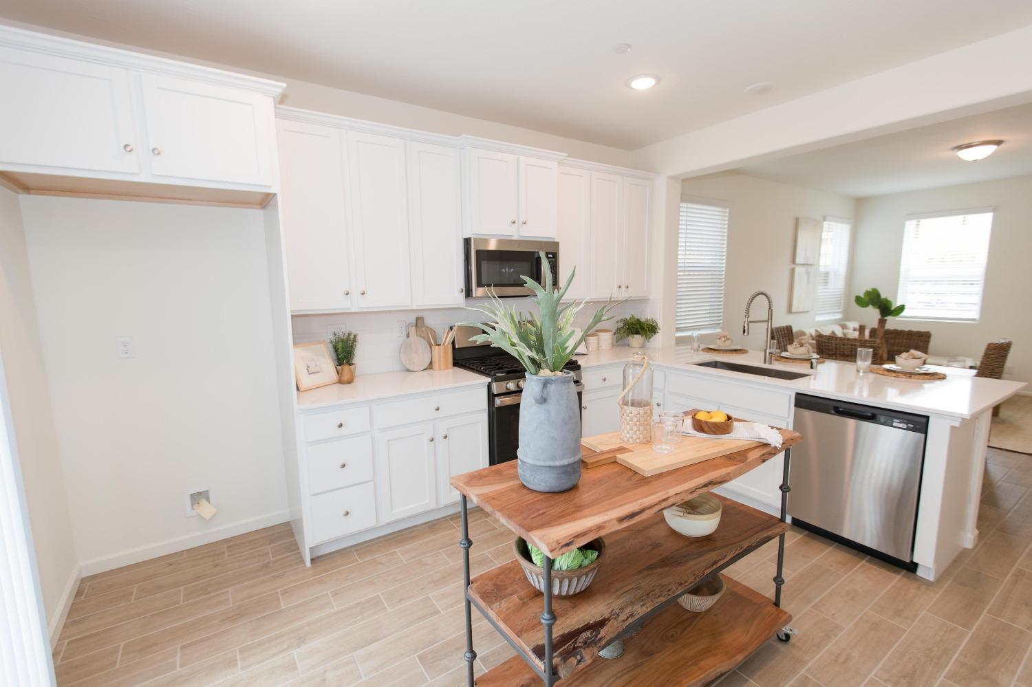 2297 North Raleigh Drive Fresno, CA 93727 - Photo 3 of 46