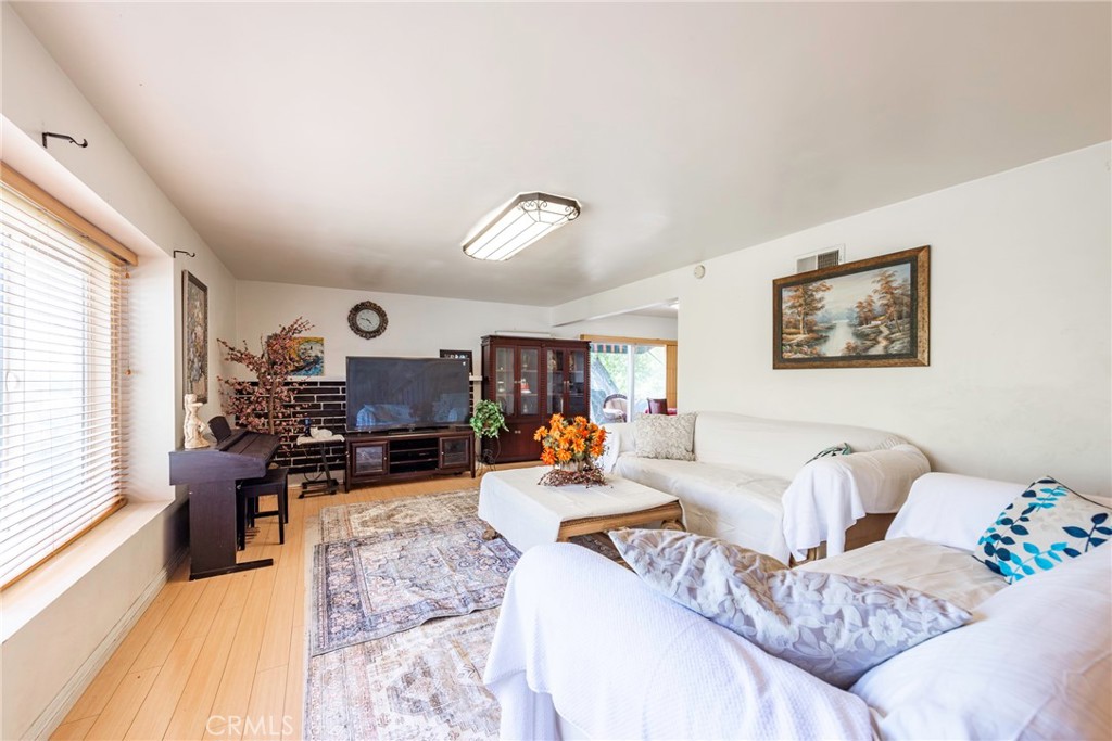 1245 Oakhaven Road Arcadia, CA 91006 - Photo 4 of 23 Living Room
