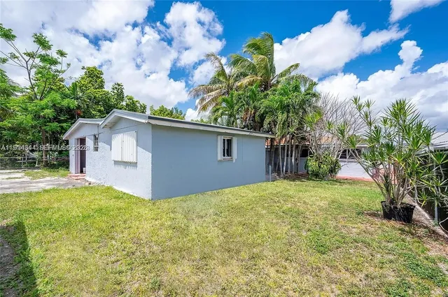a view of a house with backyard and garden