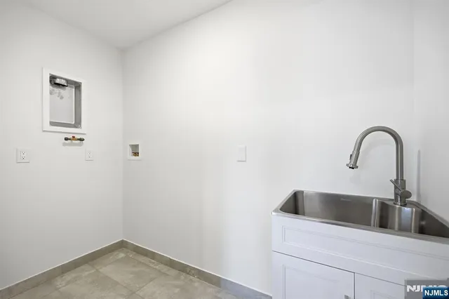 a close view of sink and tap