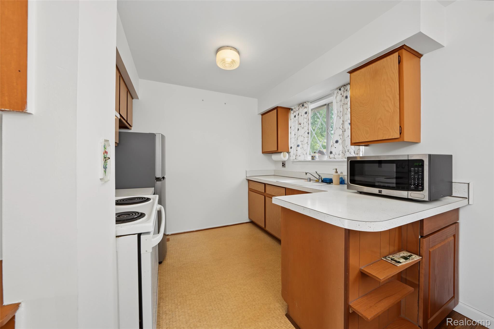 29289 Hayes Road, Unit F10 Warren, MI 48088 - Photo 20 of 40 20_Kitchen-1.jpeg