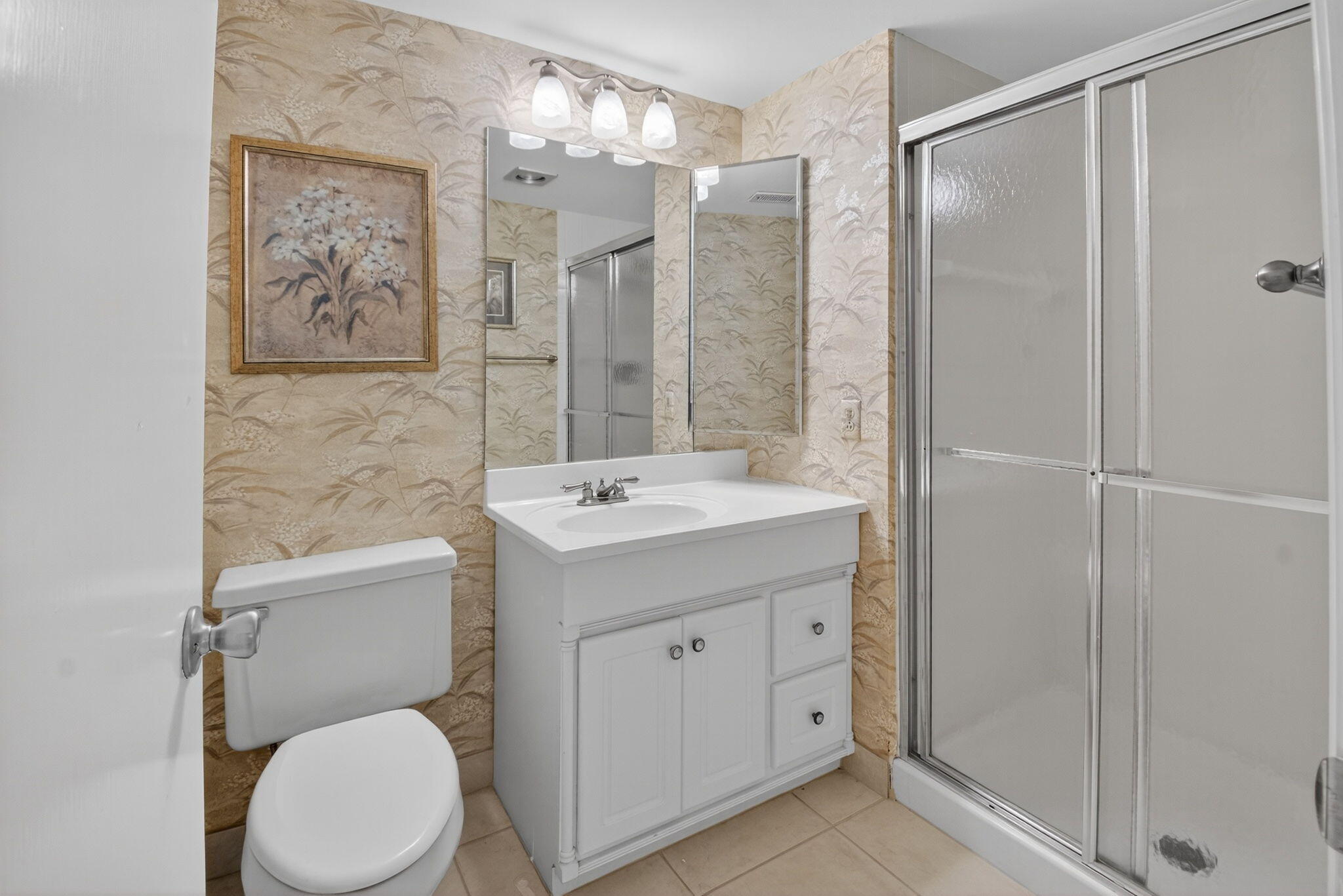 10 Southport Lane, Unit B Boynton Beach, FL 33436 - Photo 24 of 80 Guest Bathroom