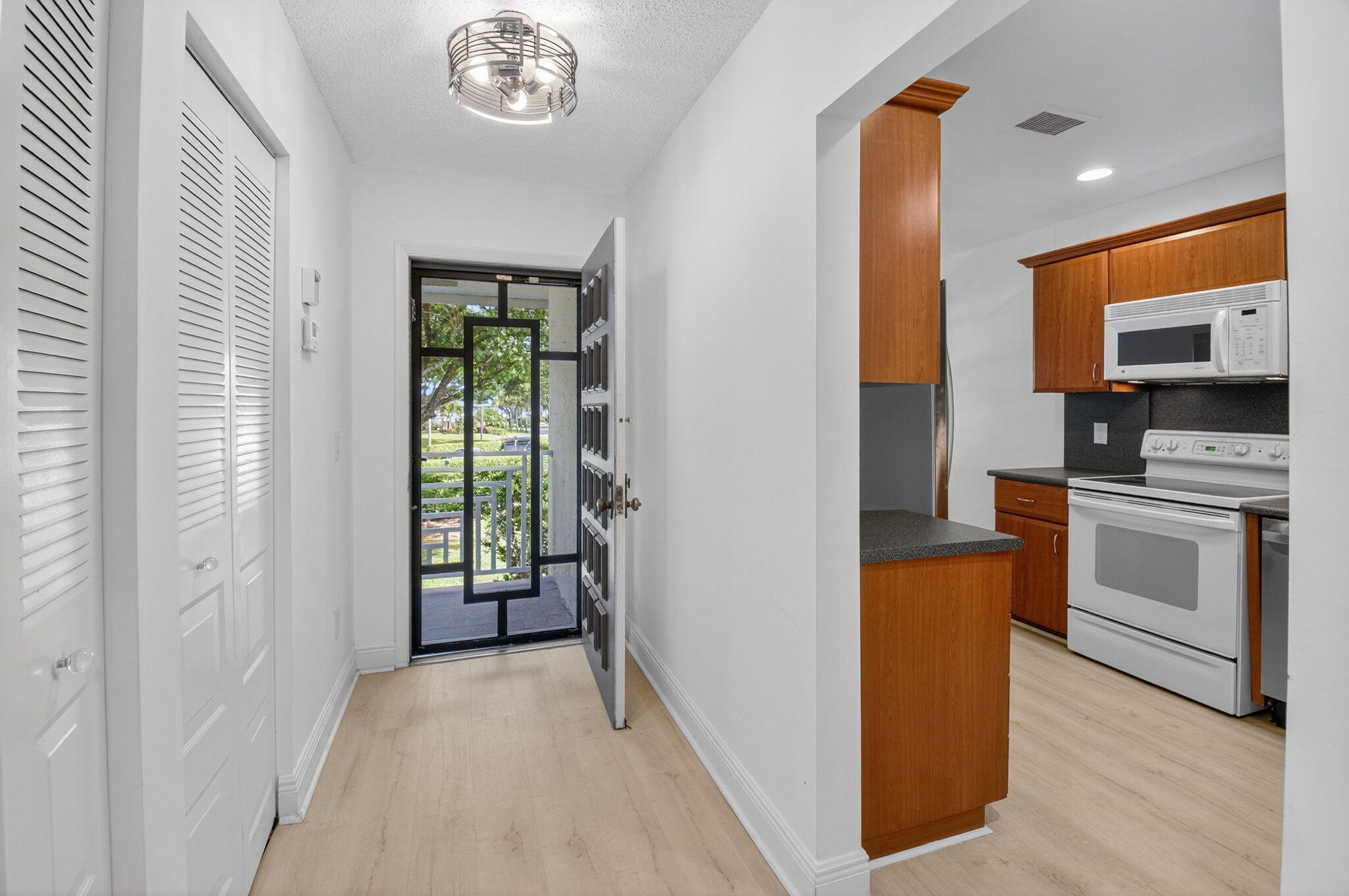 10 Southport Lane, Unit B Boynton Beach, FL 33436 - Photo 4 of 80 Foyer