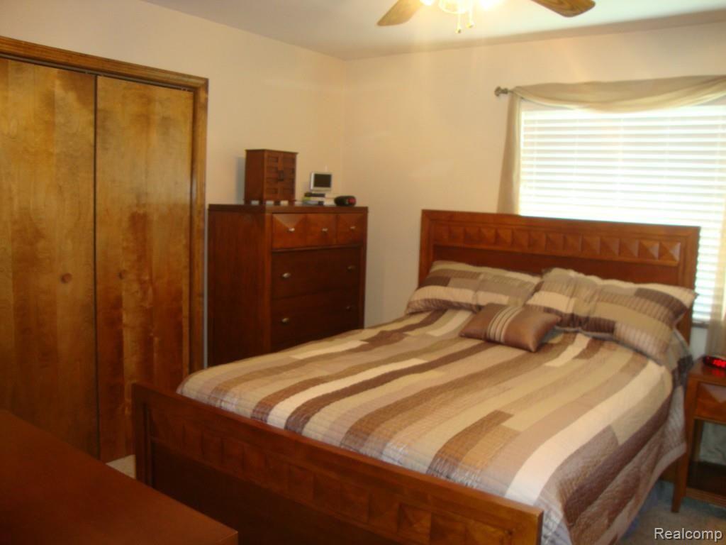 26296 Weigel Road New Boston, MI 48164 - Photo 12 of 25 Master bedroom