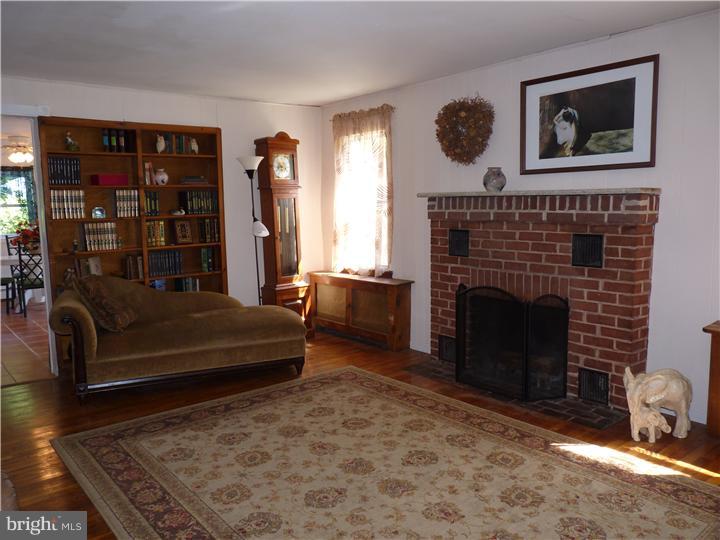 230 President Avenue Rutledge, PA 19070 - Photo 22 of 25 Living Room