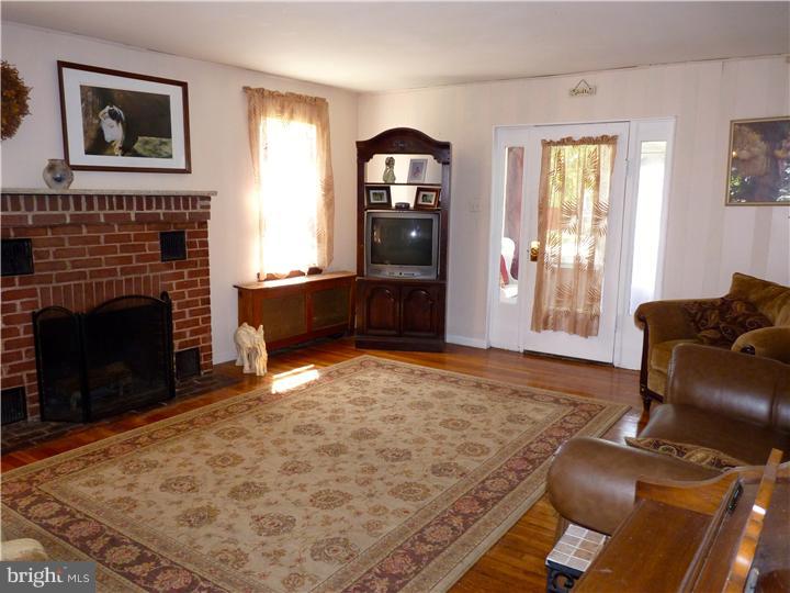 230 President Avenue Rutledge, PA 19070 - Photo 5 of 25 Living Room