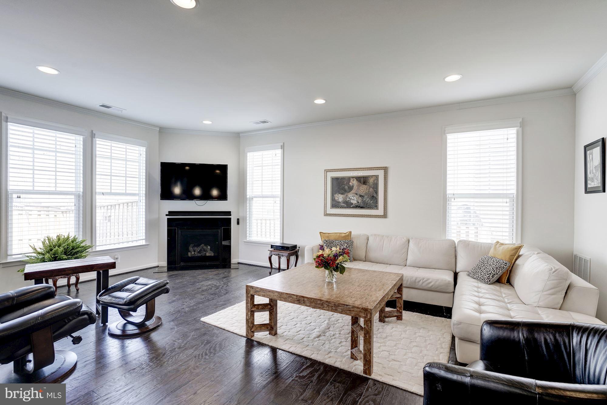 42324 Benfold Square Ashburn, VA 20148 - Photo 4 of 30 Family Room