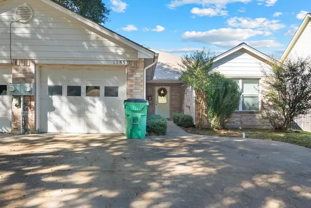 a view of a house with backyard