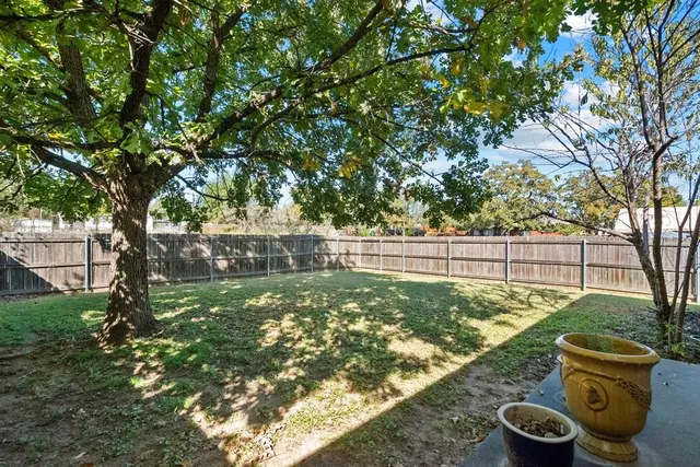 a view of a backyard with pathway