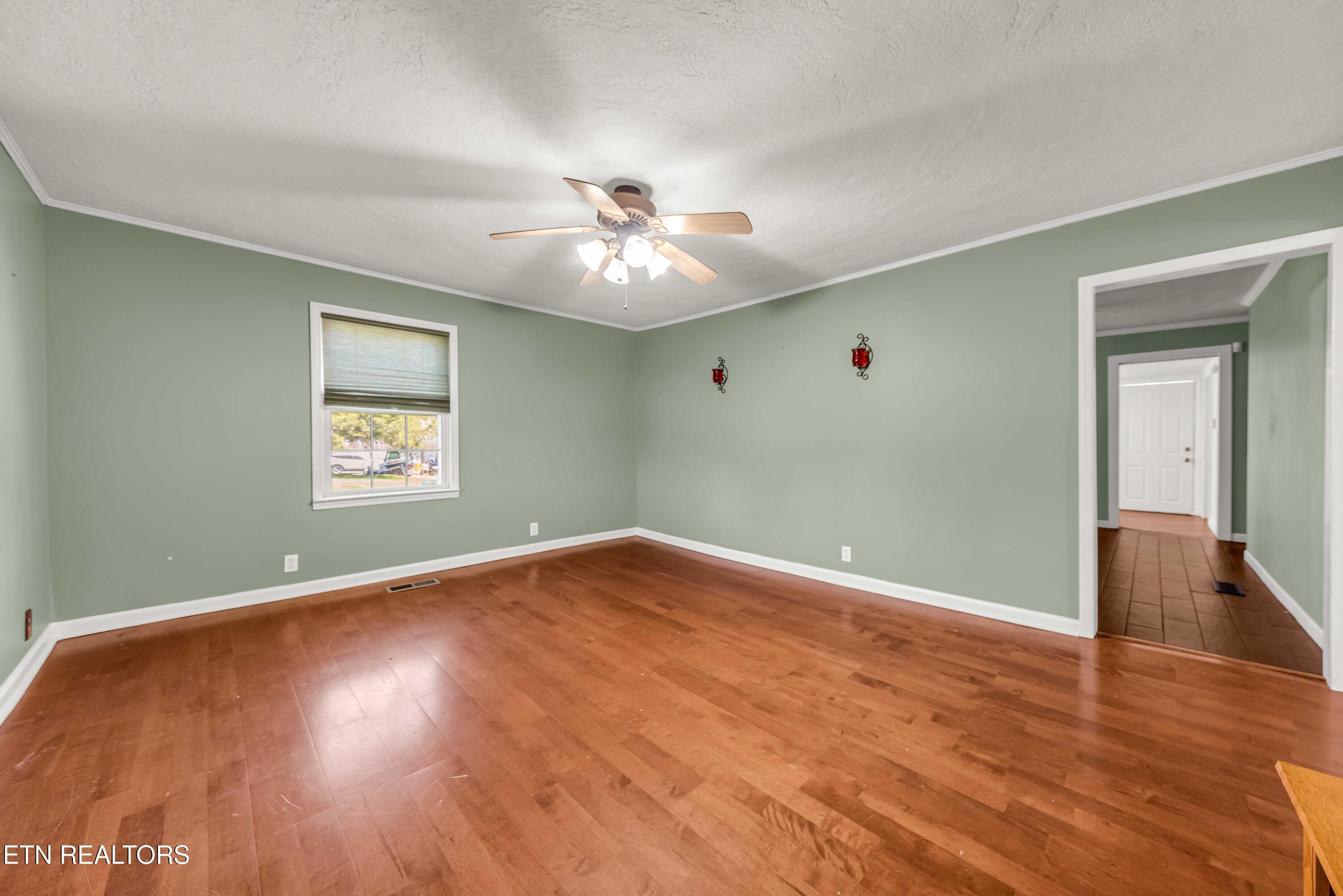 6102 Stormer Road Knoxville, TN 37918 - Photo 5 of 23 living room