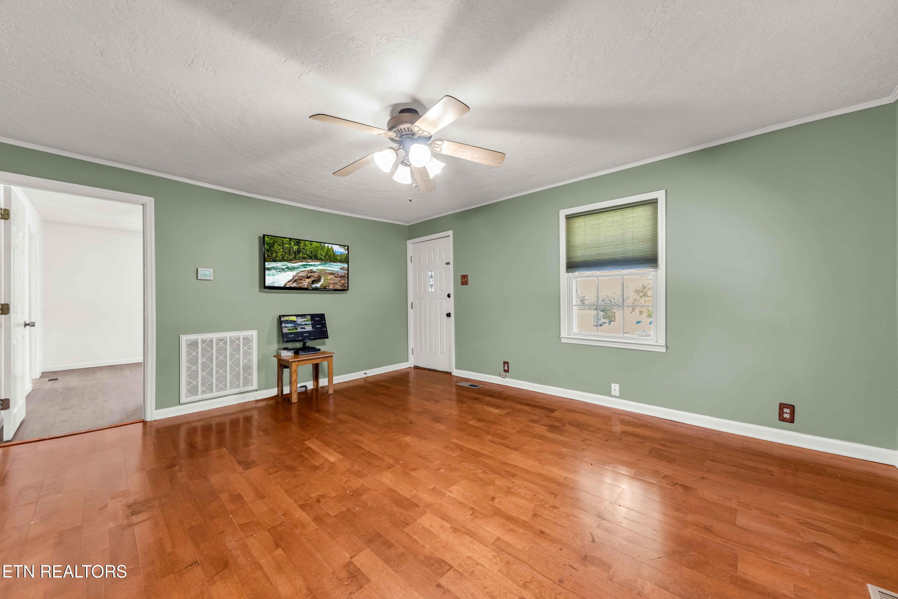 6102 Stormer Road Knoxville, TN 37918 - Photo 6 of 23 living room