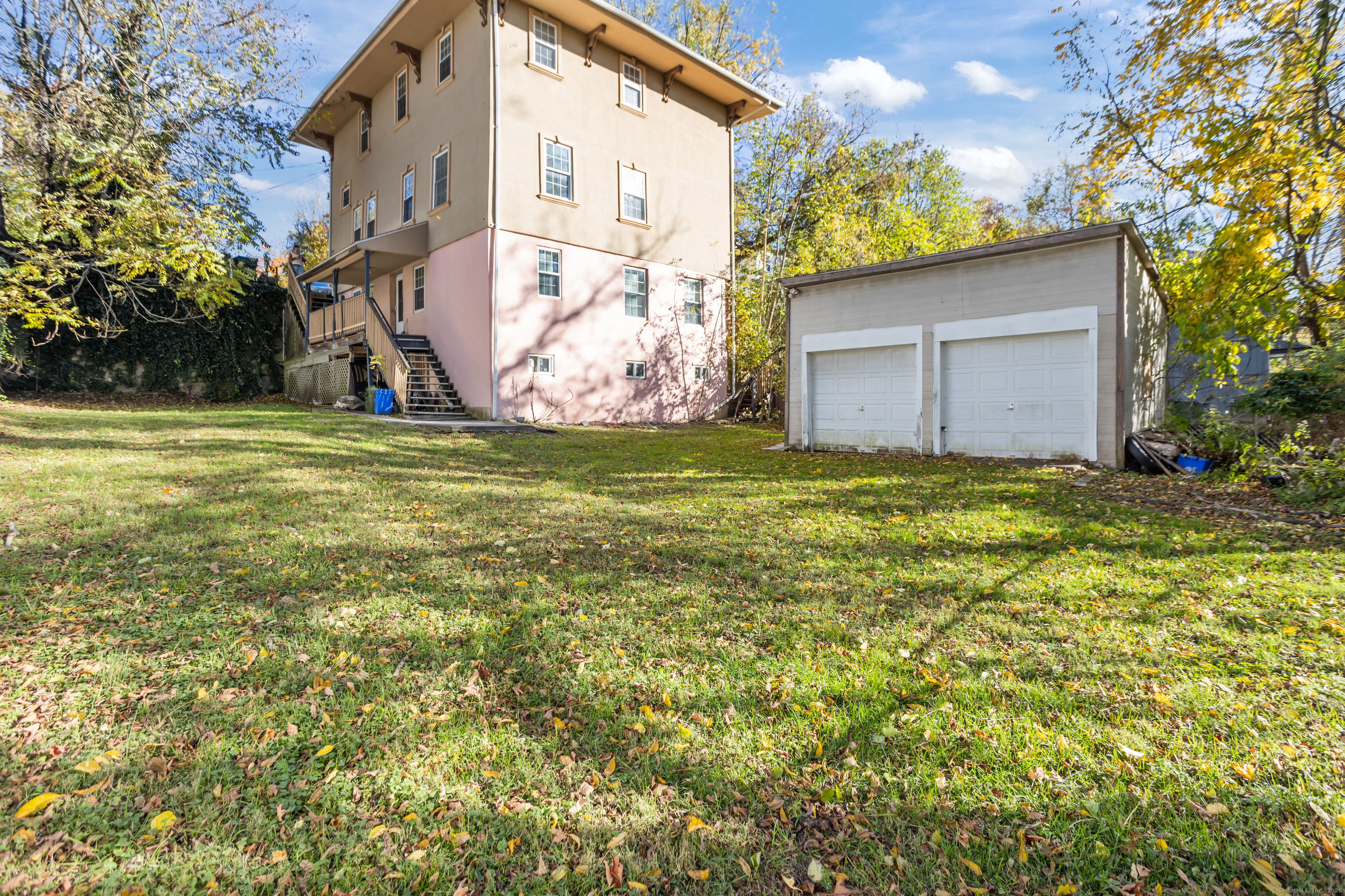 136 Washington Street Norwich, CT 06360 - Photo 38 of 40 a view of a back yard of the house