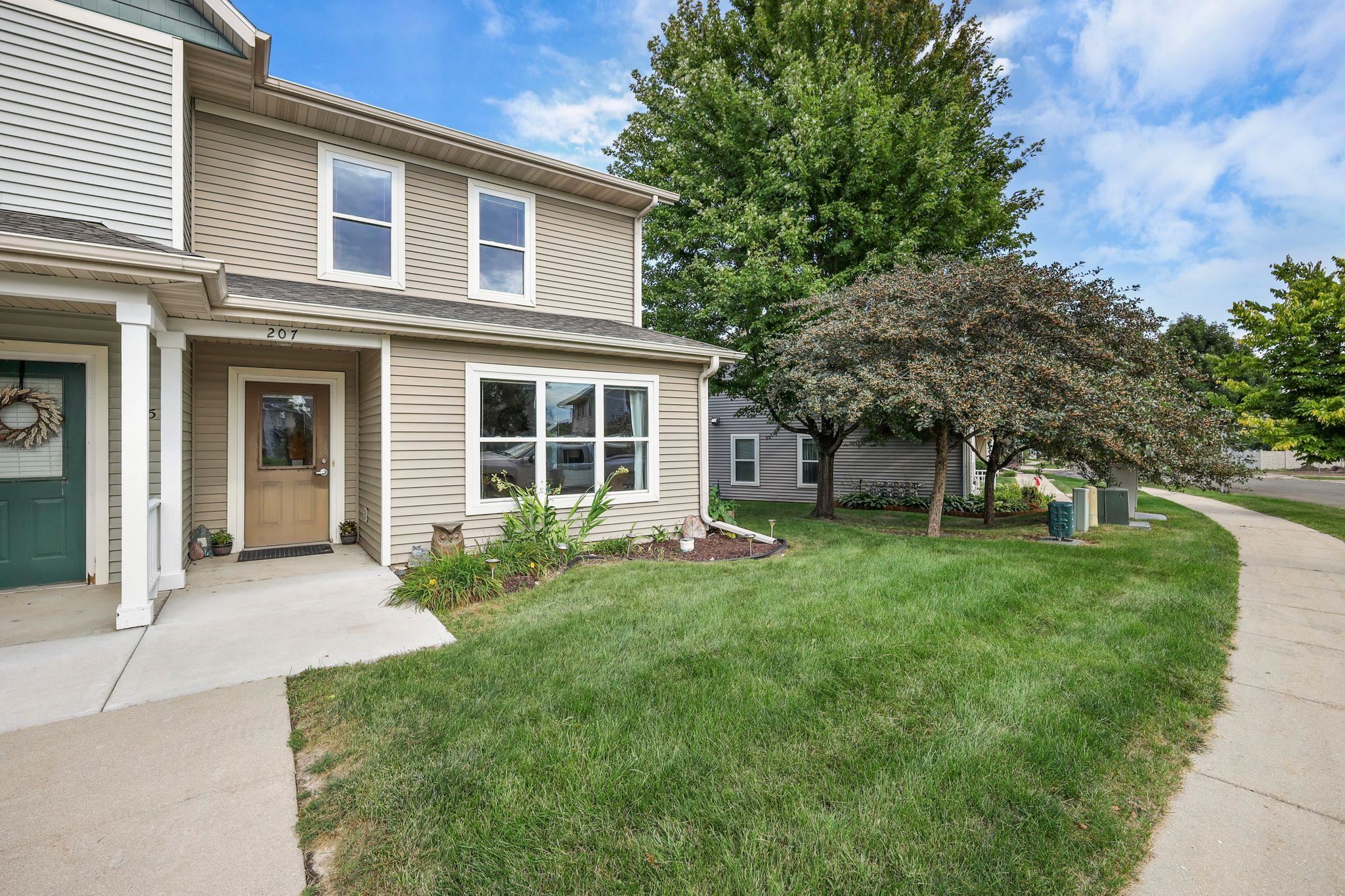 207 South Musket Ridge Drive Sun Prairie, WI 53590 - Photo 2 of 32 Gallery Image 2
