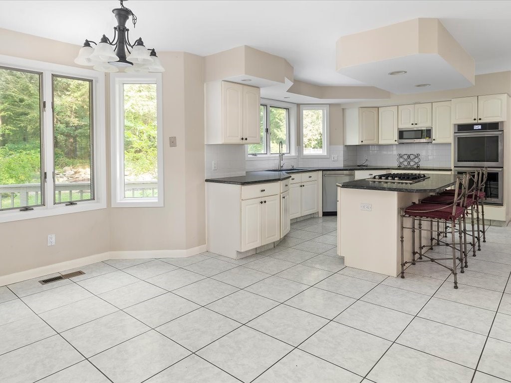 321 Blue Ridge Road Warwick, RI 02886 - Photo 8 of 31