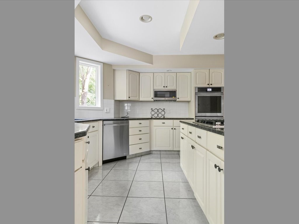 321 Blue Ridge Road Warwick, RI 02886 - Photo 10 of 31