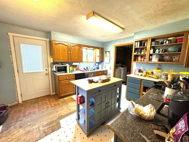 $75,000 | 614 Iowa Street, Alma, KS 66401