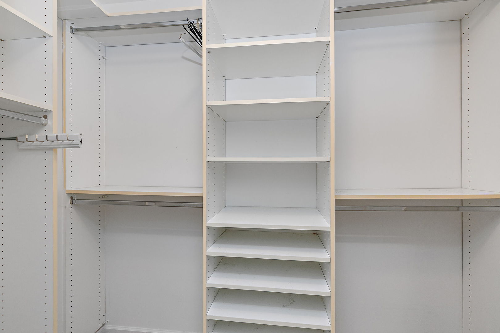 43 North Ravenscraig Lane Inverness, IL 60067 - Photo 17 of 67 a view of an empty walk in closet