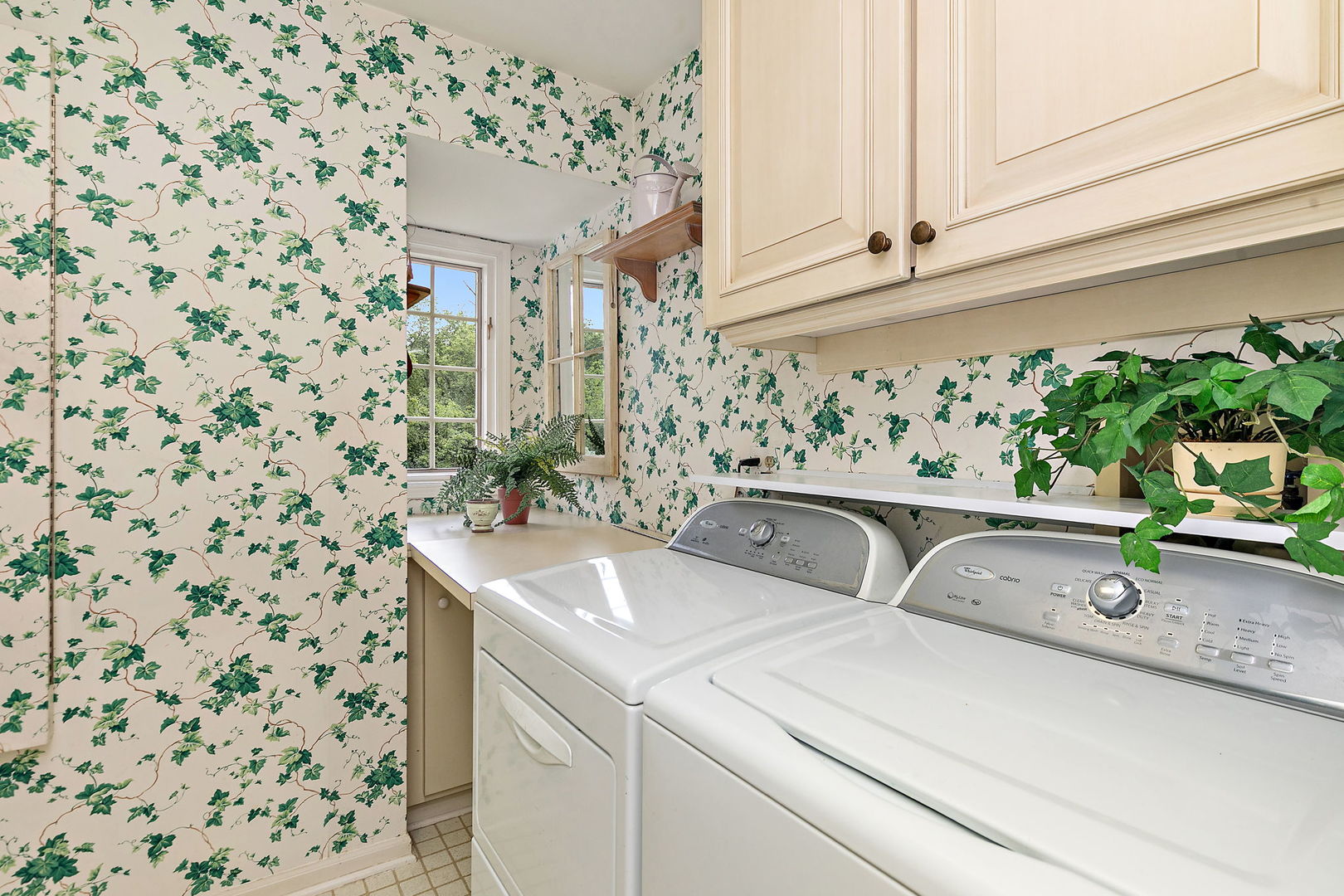 43 North Ravenscraig Lane Inverness, IL 60067 - Photo 10 of 67 a bathroom with a sink and a mirror