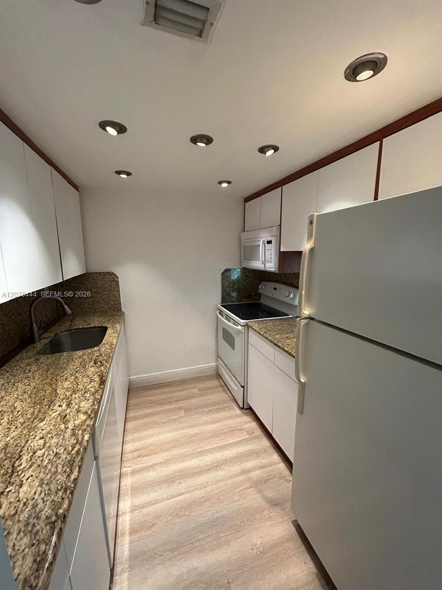 1673 Bay Road, Unit 405 Miami Beach, FL 33139 - Photo 5 of 16 Gallery Image 5