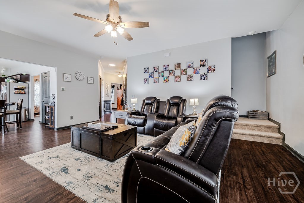 21 Castle Hill Road Savannah, GA 31419 - Photo 10 of 45 Living Room