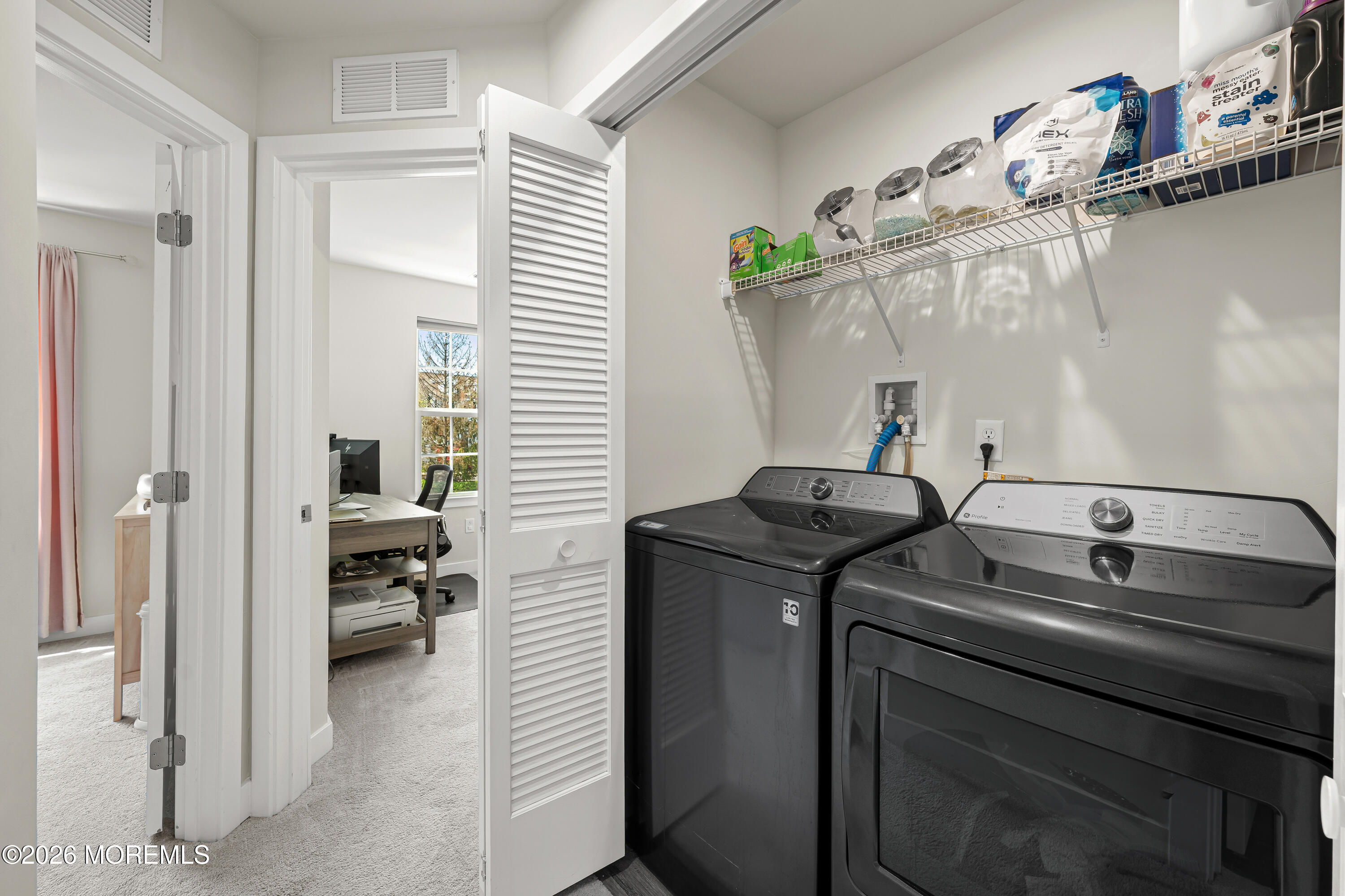 1306 English Lane, Unit 1306 Parlin, NJ 08859 - Photo 6 of 41 a bathroom with a sink and a mirror
