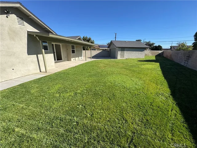 a view of a house with backyard