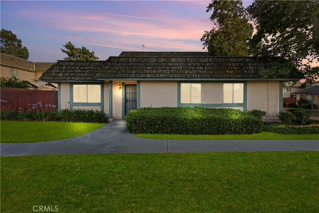 a view of house with a yard