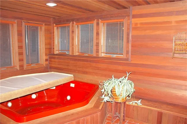 $330,000 | 2400 Northeast 66th Street, Kansas City, MO 64118