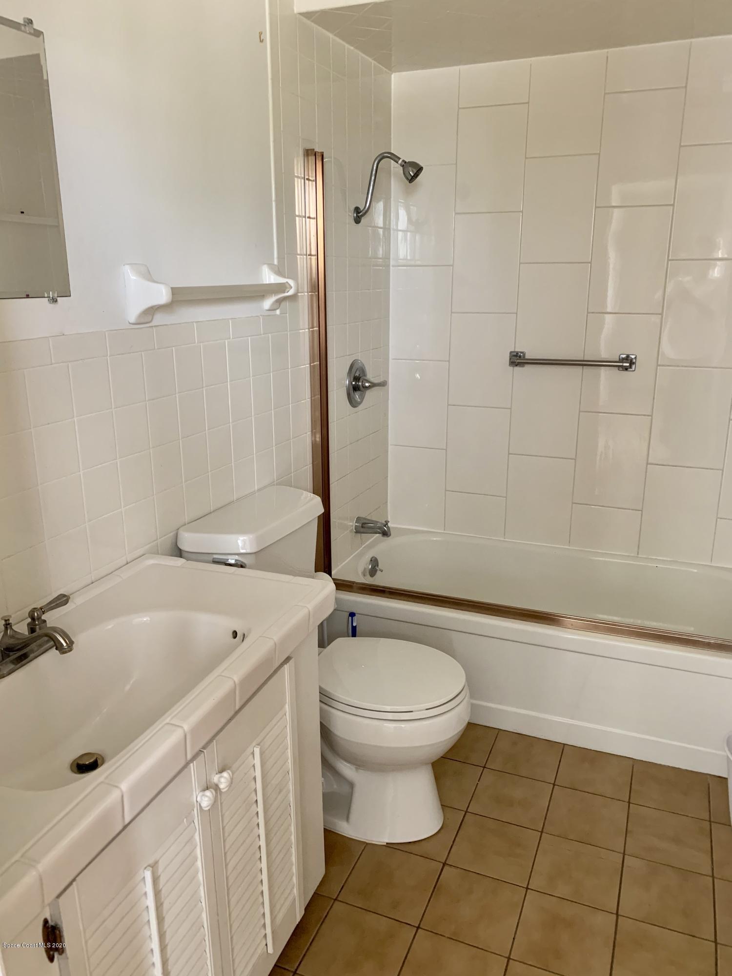 1007 Croton Road Melbourne, FL 32935 - Photo 7 of 11 upstairs bath