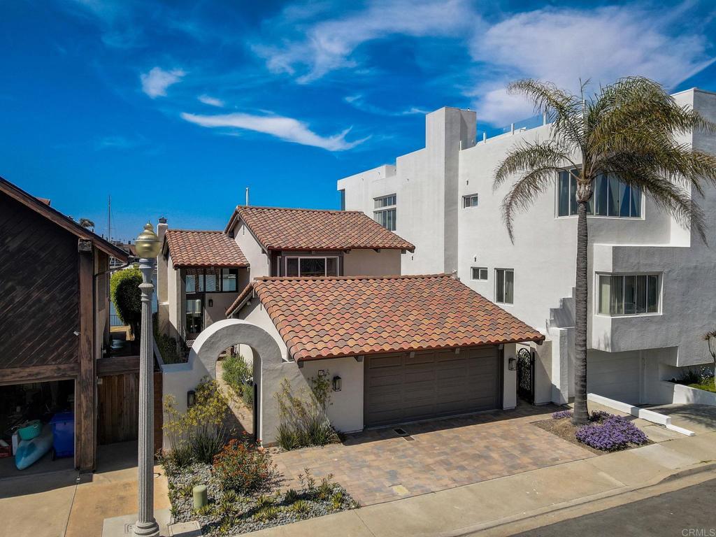 27 Green Turtle Road Coronado, CA 92118 - Photo 38 of 40 a view of a fireplace with potted plants