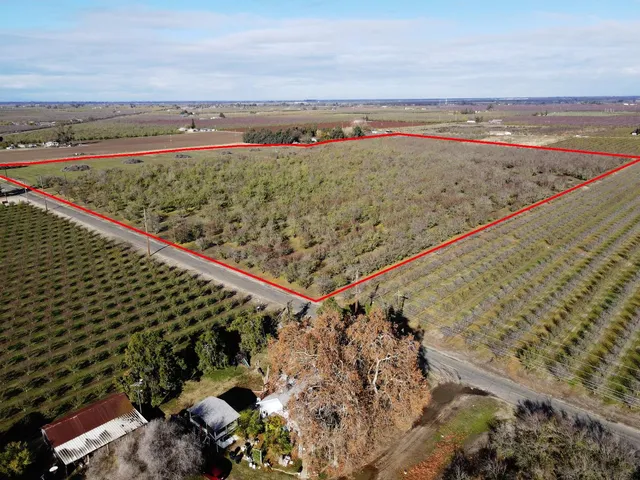 a view of a tennis court