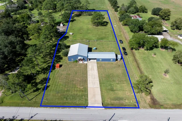 an aerial view of a yard