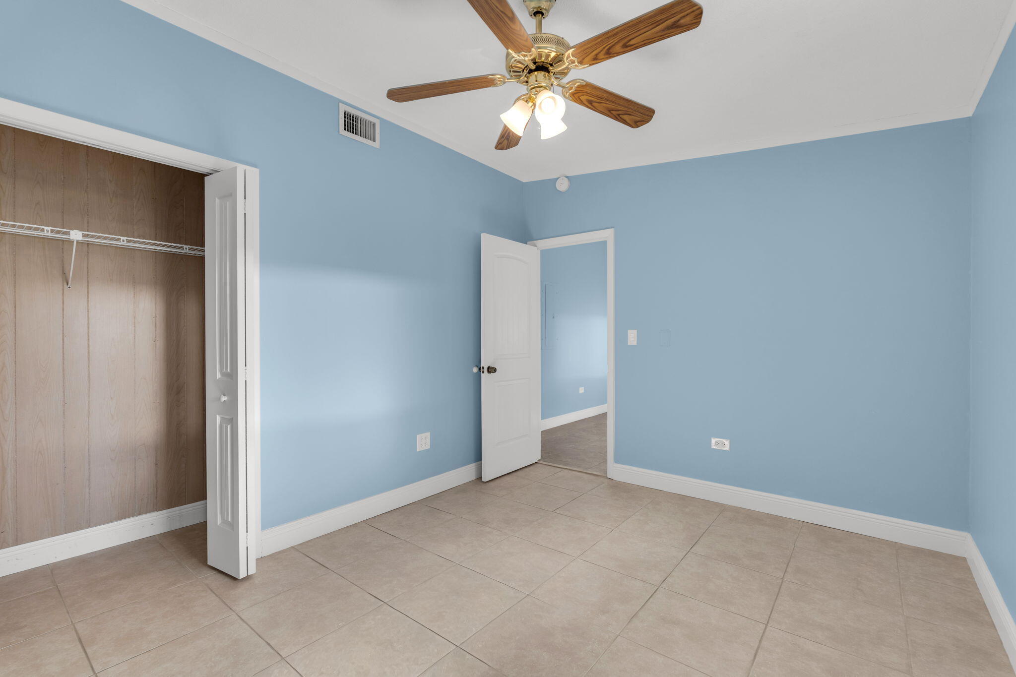 527 Sound Drive Key Largo, FL 33037 - Photo 27 of 50 an empty room with closet and a chandelier fan