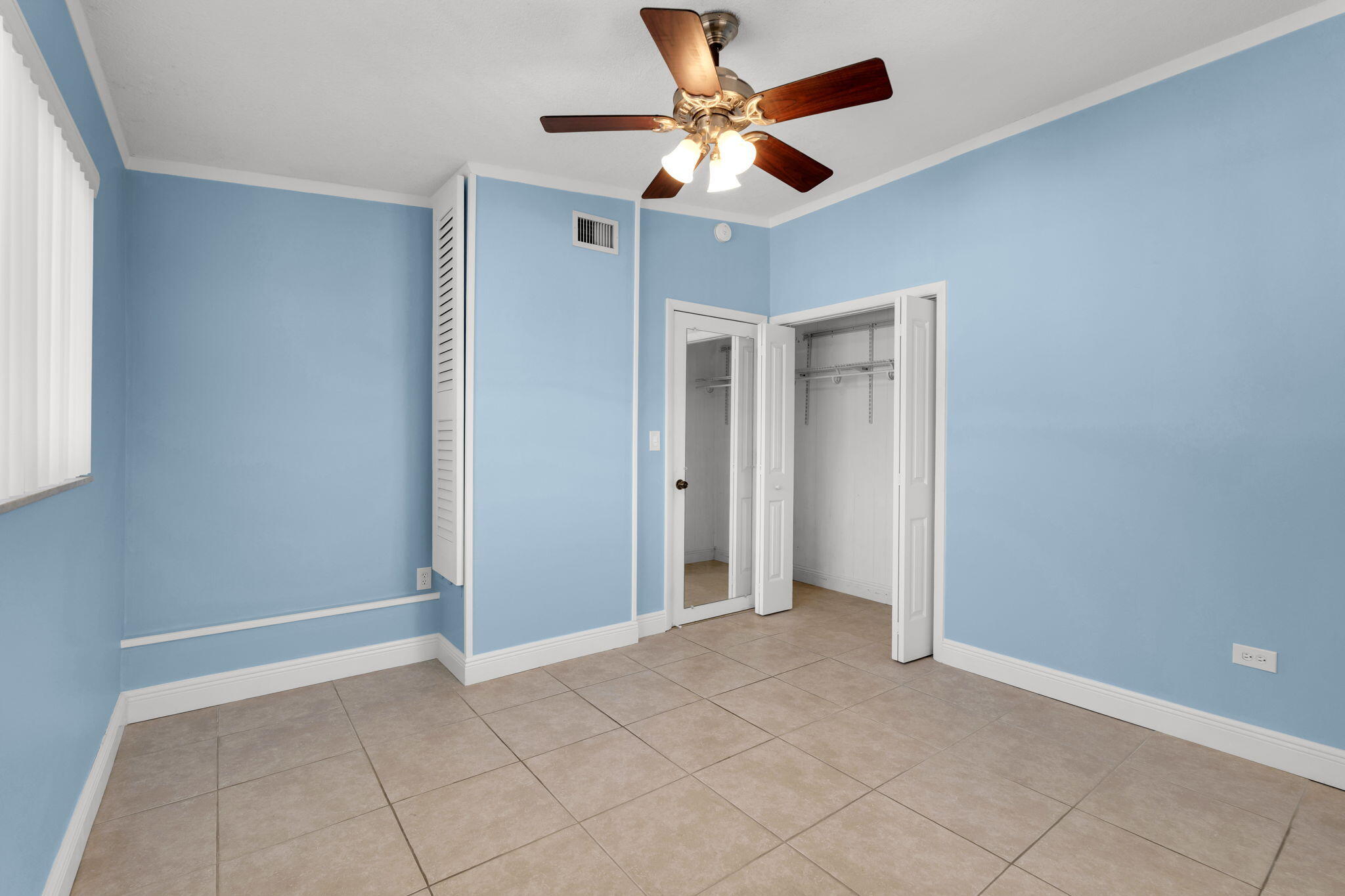527 Sound Drive Key Largo, FL 33037 - Photo 32 of 50 an empty room with closet and a ceiling fan
