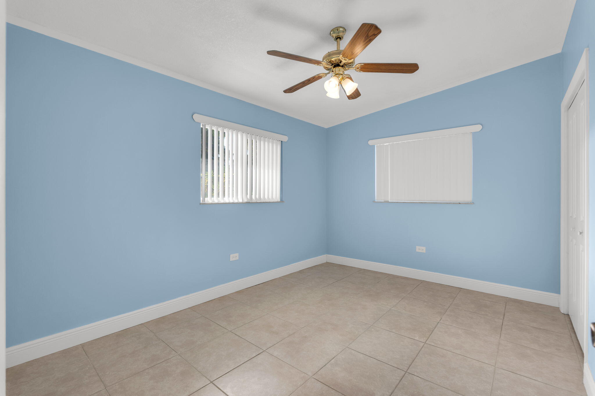 527 Sound Drive Key Largo, FL 33037 - Photo 7 of 50 an empty room with windows and fan